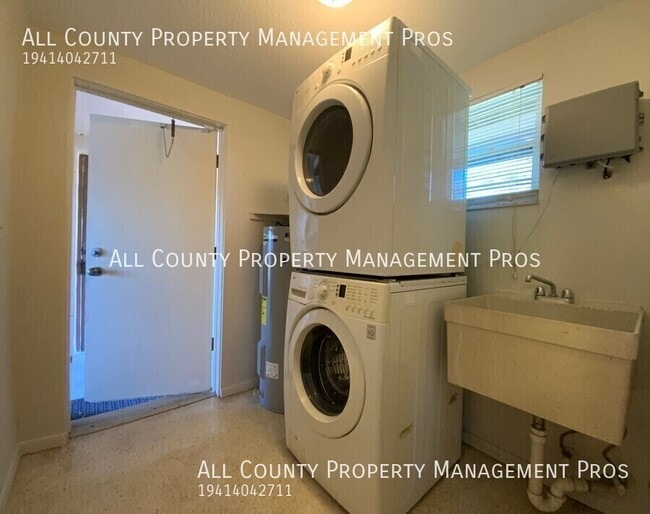 Building Photo - 5827 Nutmeg Ave