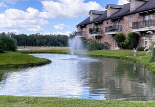 Building Photo - 1BR/1BA Upstairs Unit with Fountain View in Chatsworth Court!