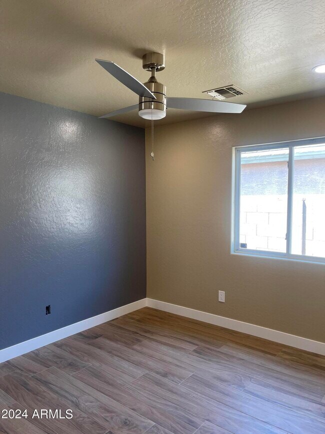 Building Photo - 15433 W Mercer Ln