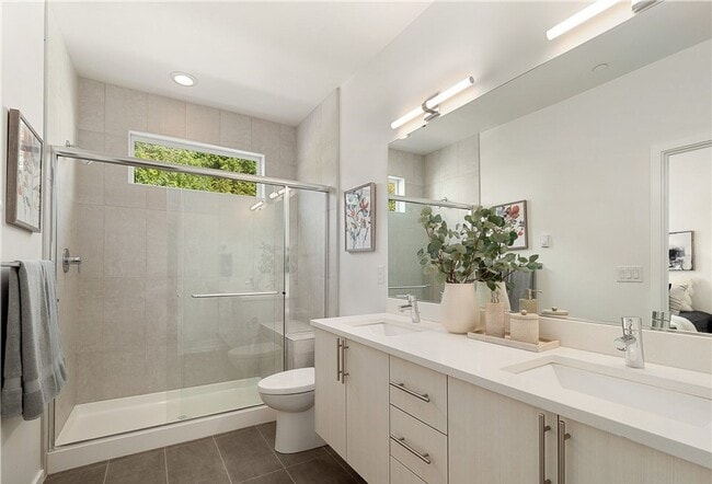 Building Photo - Luxury 3-Bed Interbay Townhome