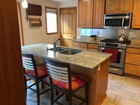 Building Photo - 1002 N 5th St