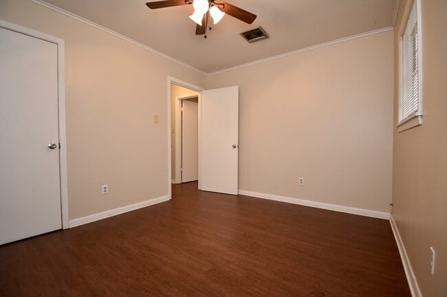 Building Photo - 3 Bedroom 1 Bath with lots of Updates!