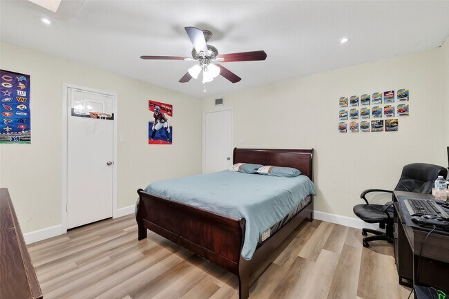 Building Photo - 3200 S Gessner Rd