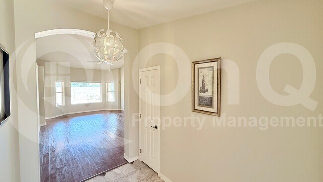 Building Photo - 822 W Earll Dr