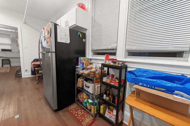 Building Photo - Newly Renovated 1 BR in Loyola on Lovely Quiet Block