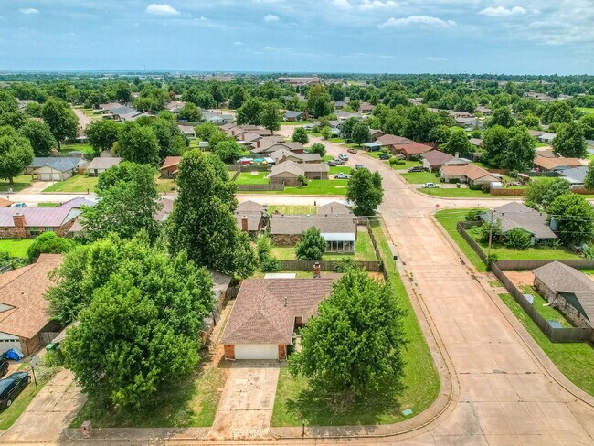 Building Photo - Updated 4-Bedroom Home with Spacious Layou...
