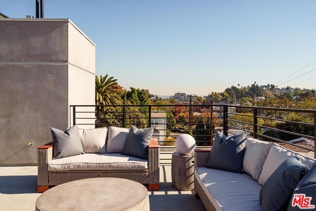 Building Photo - 2822 1/2 Avenel St