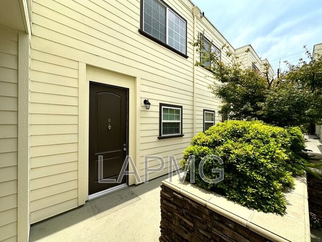 Building Photo - 12217 Moorpark St