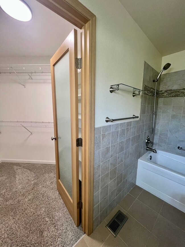 Building Photo - Well Maintained 3BD - Yard Maint. Included