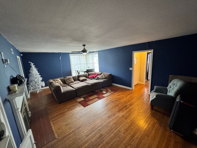 Building Photo - Spacious 2 Bedroom Home Close to Campus