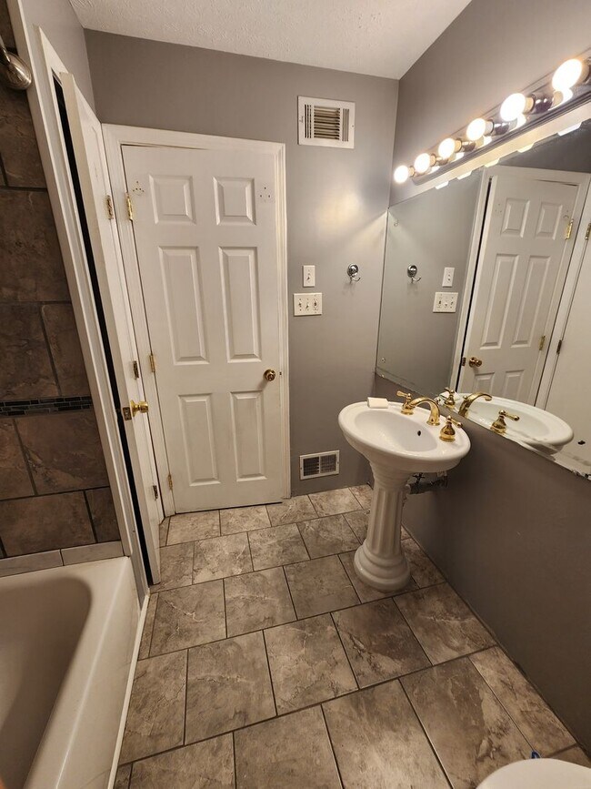 Building Photo - 3 Bedroom, 2 Bathroom Home
