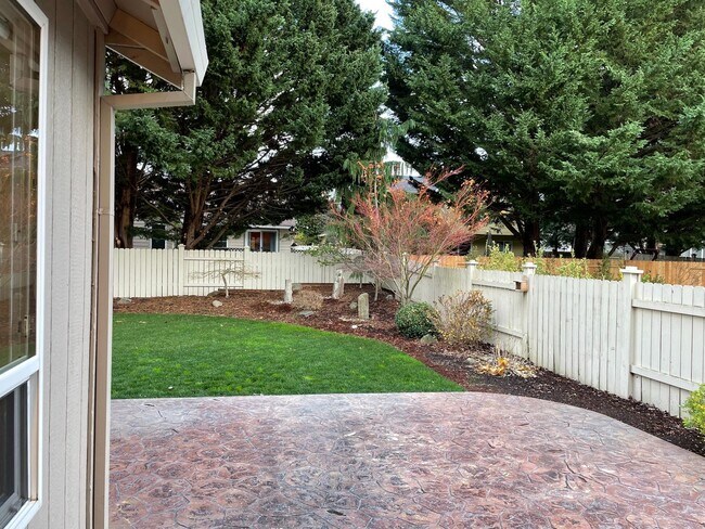 Building Photo - ? Beautifully Updated Home in a Peaceful, Highly Desirable Fisher’s Landing Community ?