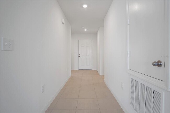 Building Photo - 608 Royal Palm Dr
