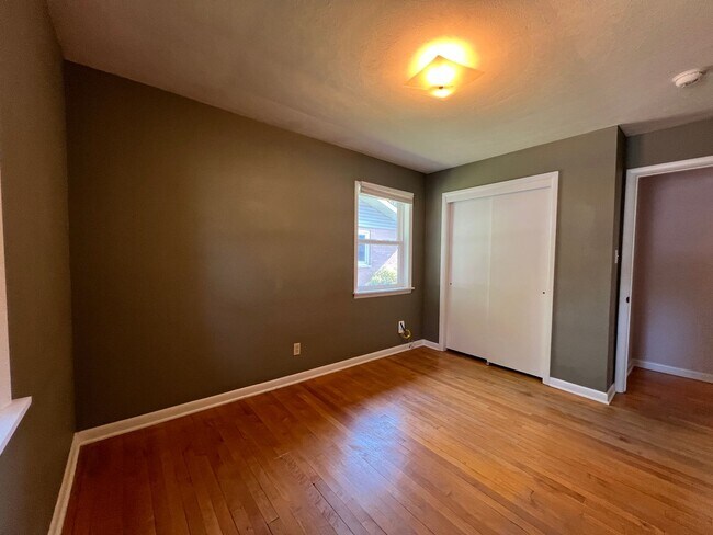 Building Photo - Charming 4BED/2 BATH Brick Ranch Home in L...