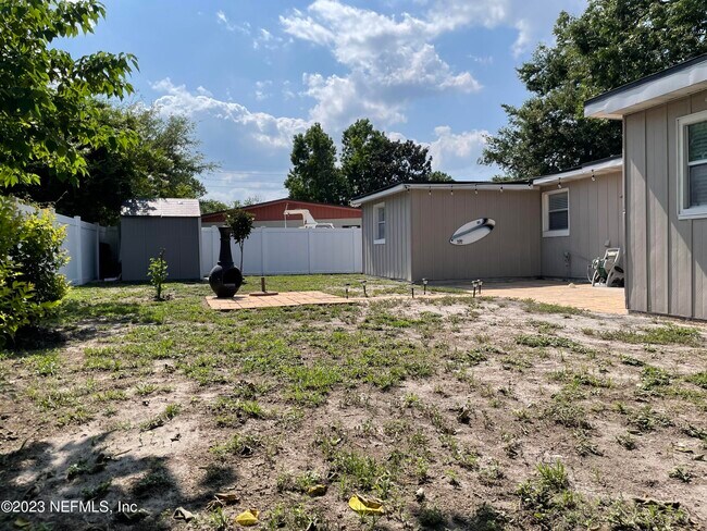 Building Photo - 780 Redfin Dr