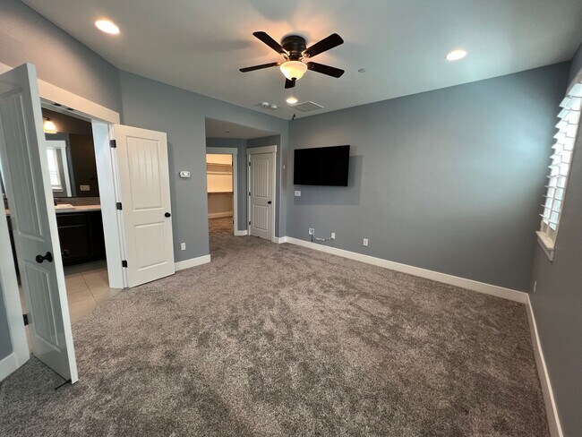 Building Photo - 3 bedroom | 2.5 bathroom | Crocker Village...