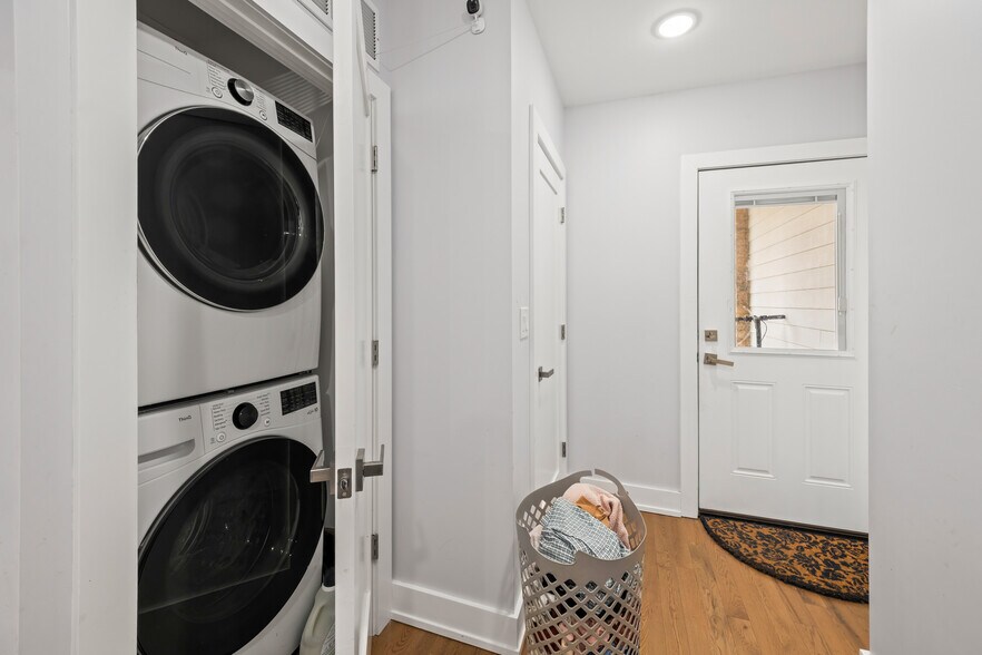 Building Photo - 2550 W Balmoral Ave