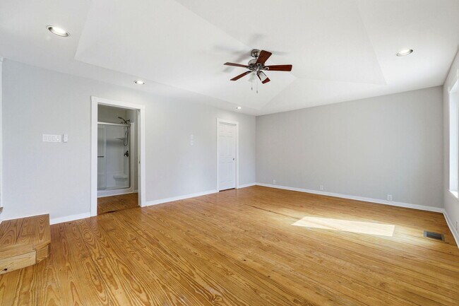 Building Photo - 215 Lee Pl