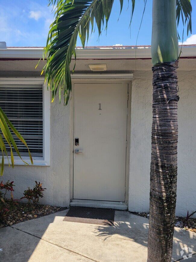 Building Photo - 740 Himmarshee St
