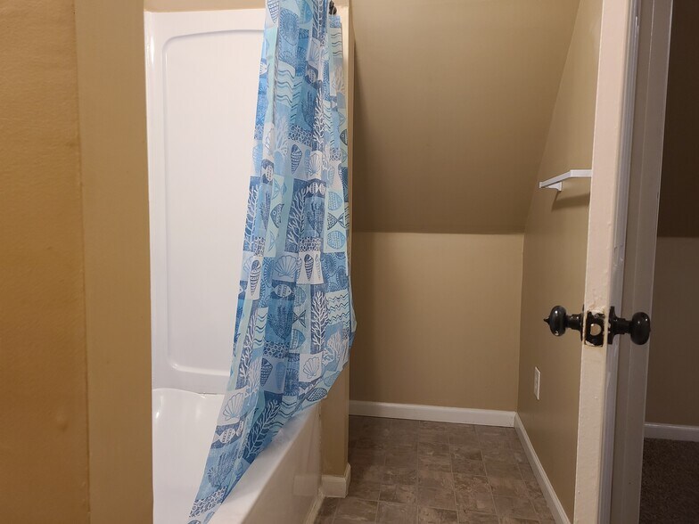 Building Photo - 914 S Center St