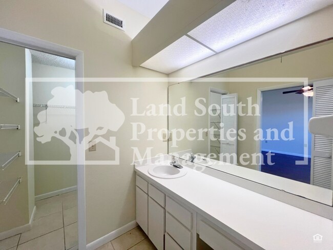 Building Photo - 707 Carpenters Way