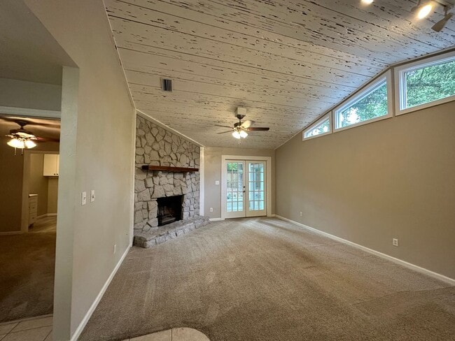 Building Photo - Beautifully maintained 2/1 in Brewster Est...