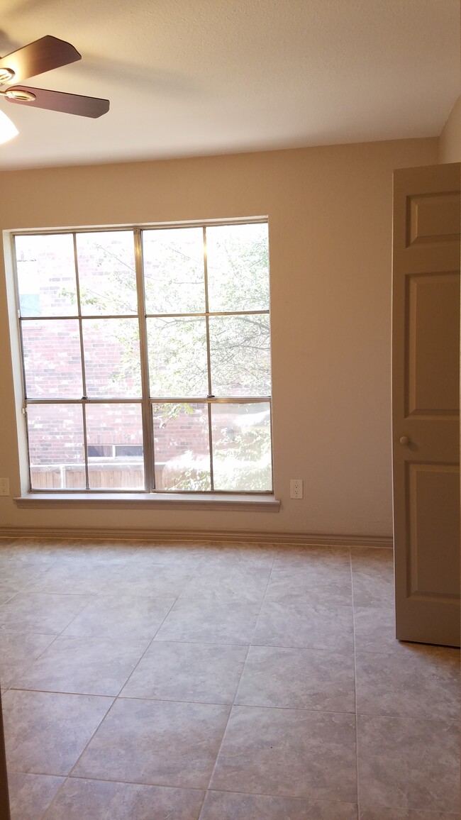 Guest bedroom - 4320 Holland Ave