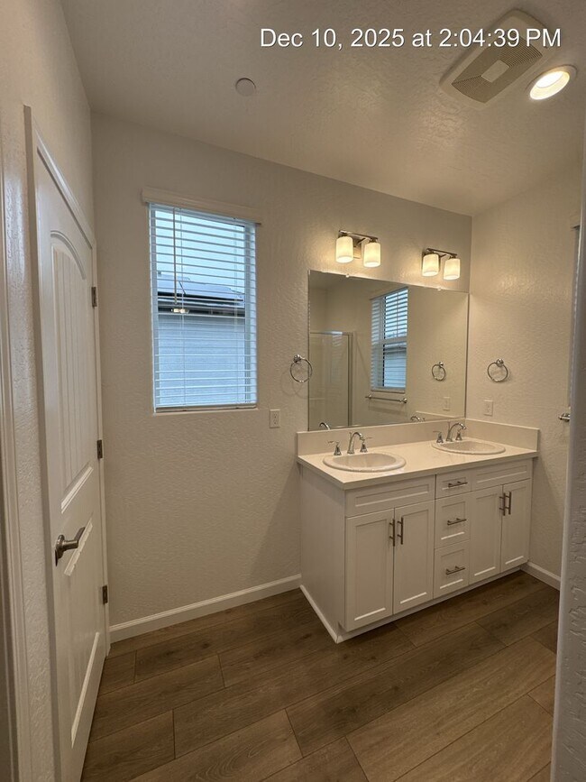 Building Photo - Newly built Home!