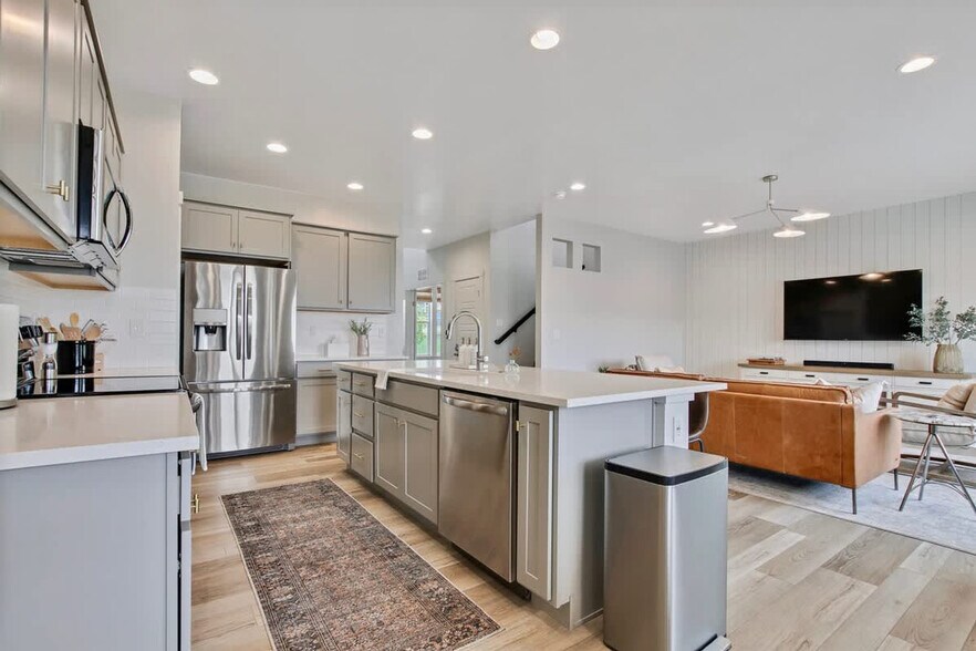 Building Photo - 313 S Iceberg Lake Ave