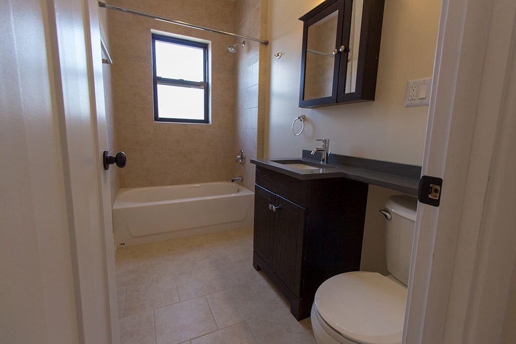 Building Photo - 909 W Cornelia Ave