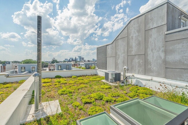 Building Photo - 1003 S 17th St