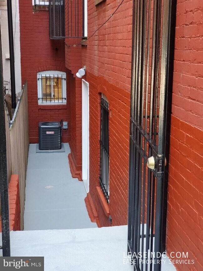 Building Photo - 1441 Clifton St NW