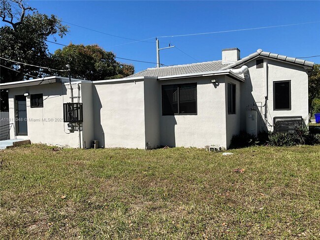 Building Photo - 418 NW 48th St