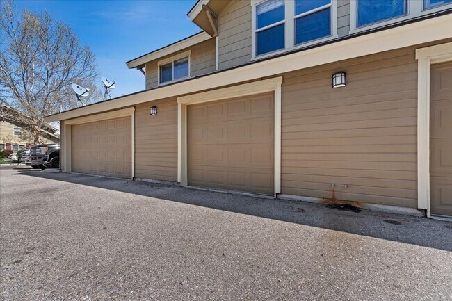 Building Photo - 9824 W Rosecroft Ct
