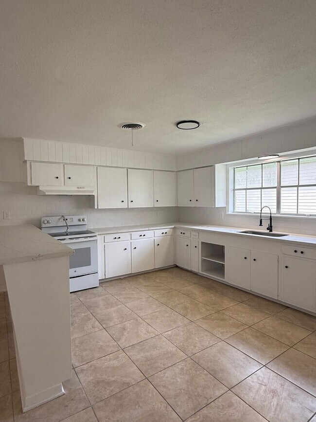 Building Photo - Gorgeous all renovated Home in Texas City,...