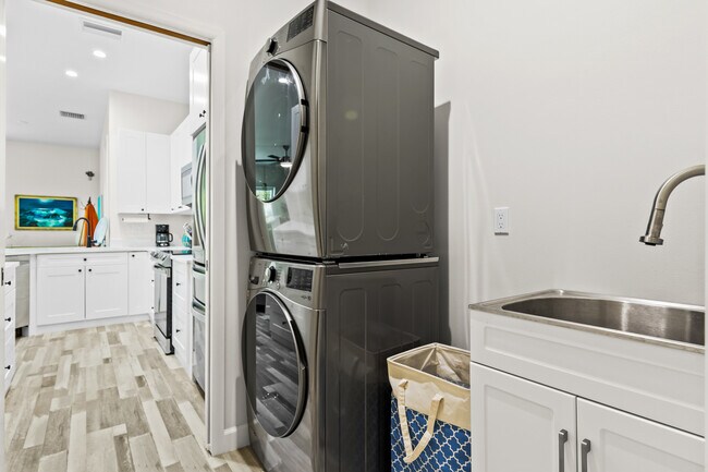 Building Photo - 2420 Valentine St