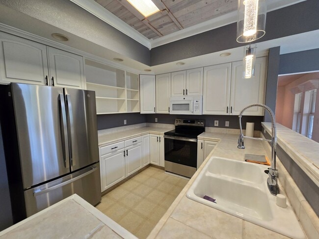 Building Photo - Cute 2 Bedroom House with Lovely Pond and Wooded View