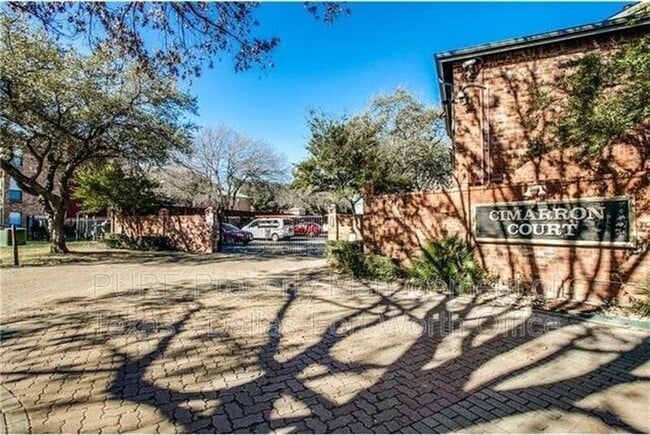 Building Photo - 18333 Roehampton Dr