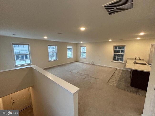 Building Photo - 414 W 7th St