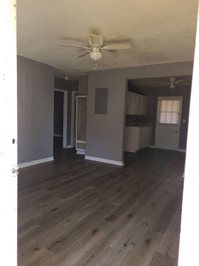 Building Photo - 2 bedroom 1 bathroom