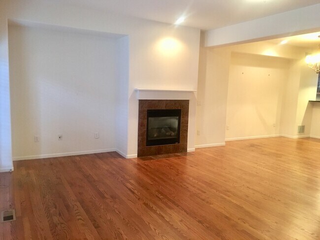 Building Photo - Beautiful and Chic Brownstone Residence Fa...