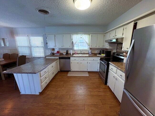 Building Photo - Stunning Three Bedroom Home Located Near R...
