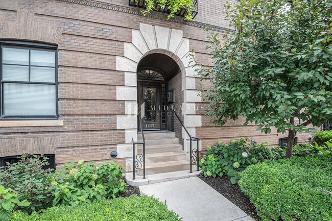 Building Photo - Stunning Downtown Condo