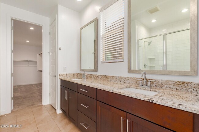 Building Photo - 8911 W Solano Dr
