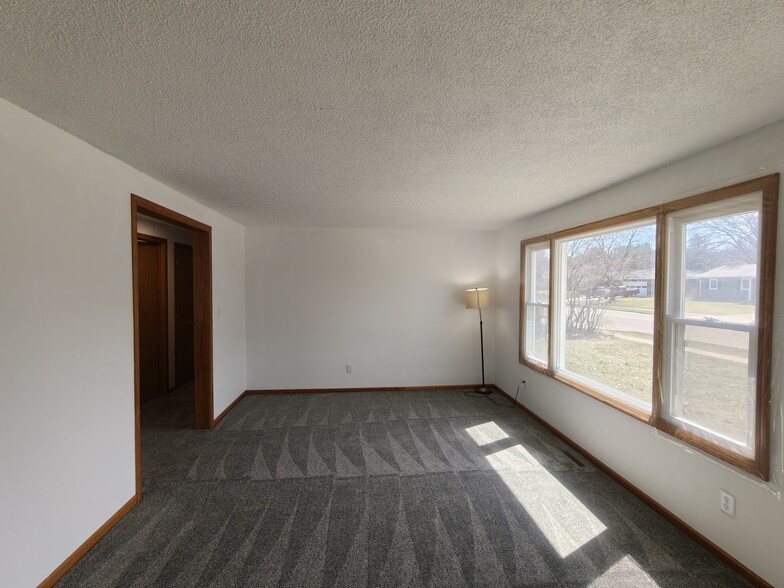 LIVING ROOM - 2212 Bartlett Ave