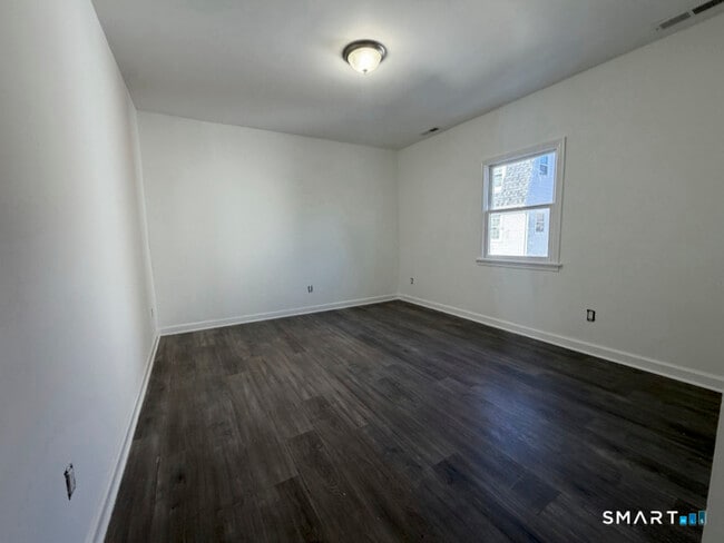 Building Photo - 30 Dora St