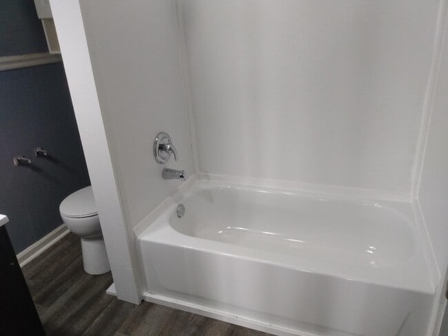 Building Photo - 1344 N Walnut St