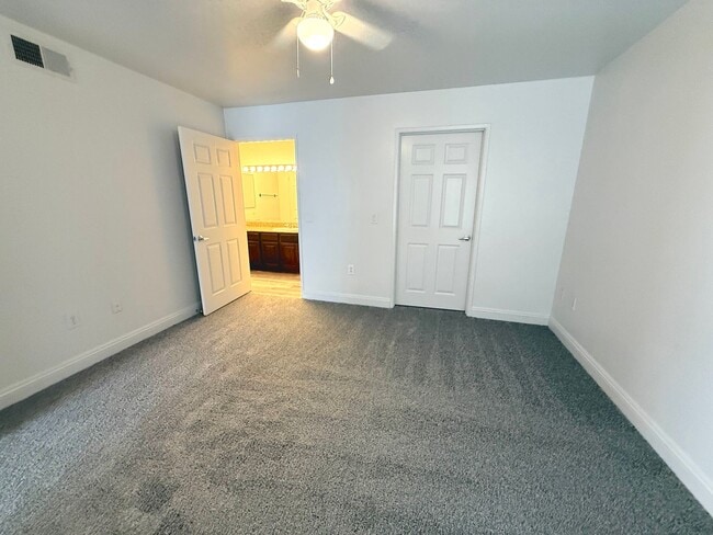 Building Photo - SPACIOUS 3BED/2BATH CONDO ON THE FIRST FLOOR!
