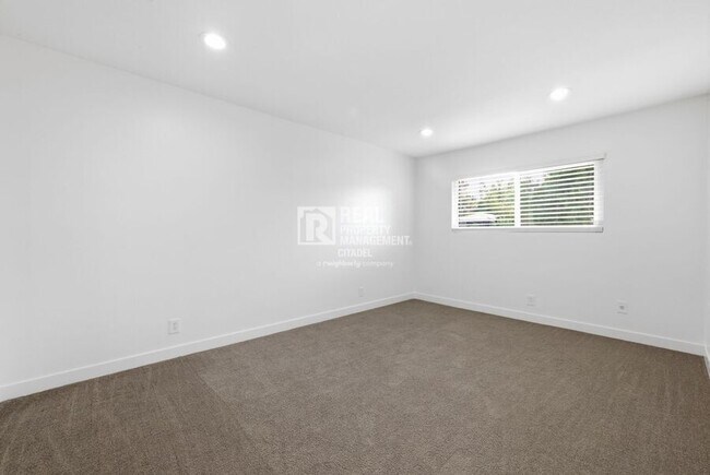 Building Photo - 4560 Jamestowne