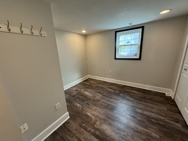 Building Photo - BIG SPACE. MODERN COMFORT. UNBEATABLE VALUE: 3 Bed, 2 Bath Duplex Delight!